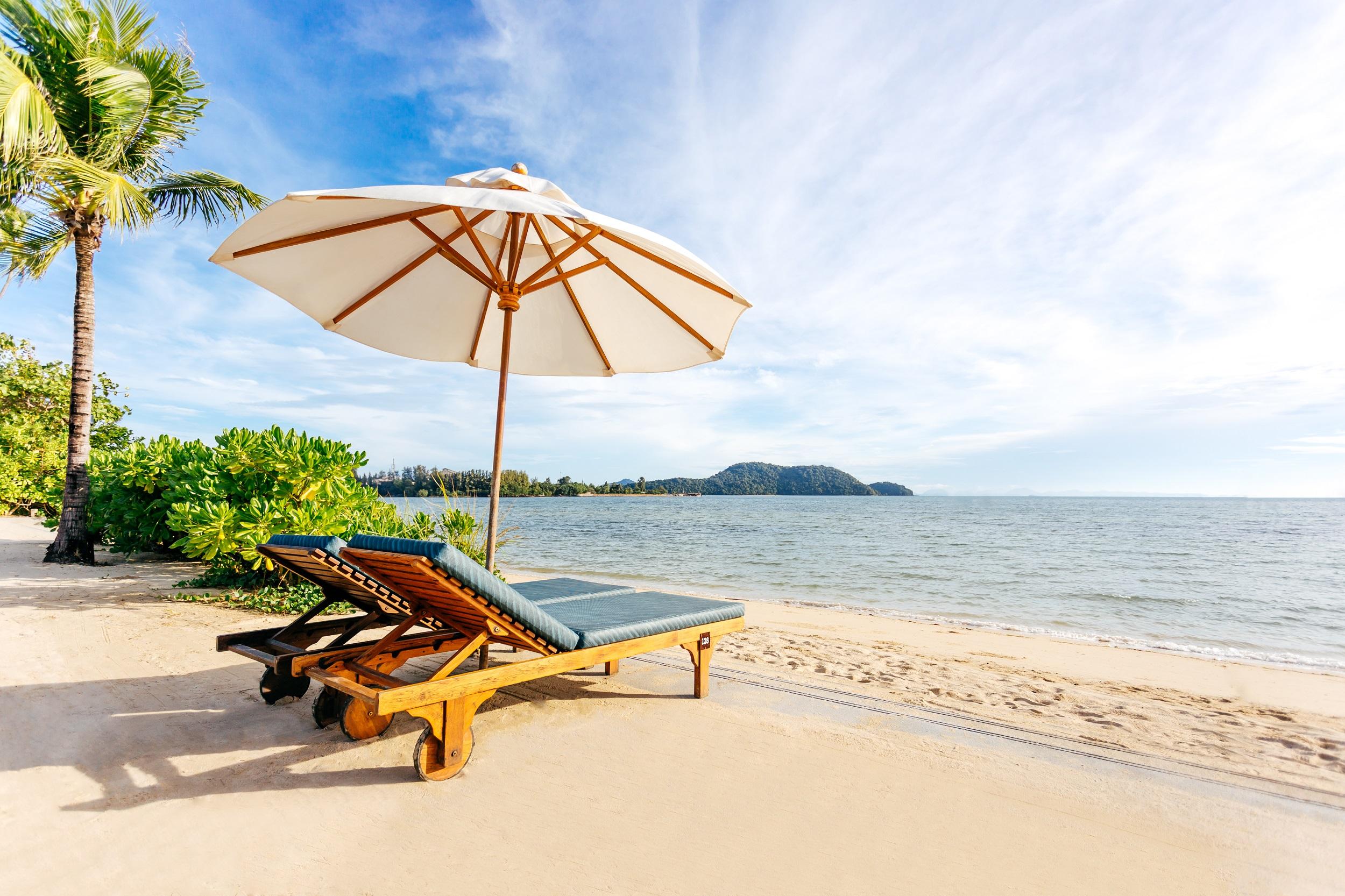 Pullman Phuket Panwa Beach Resort Esterno foto A beach chair with an umbrella