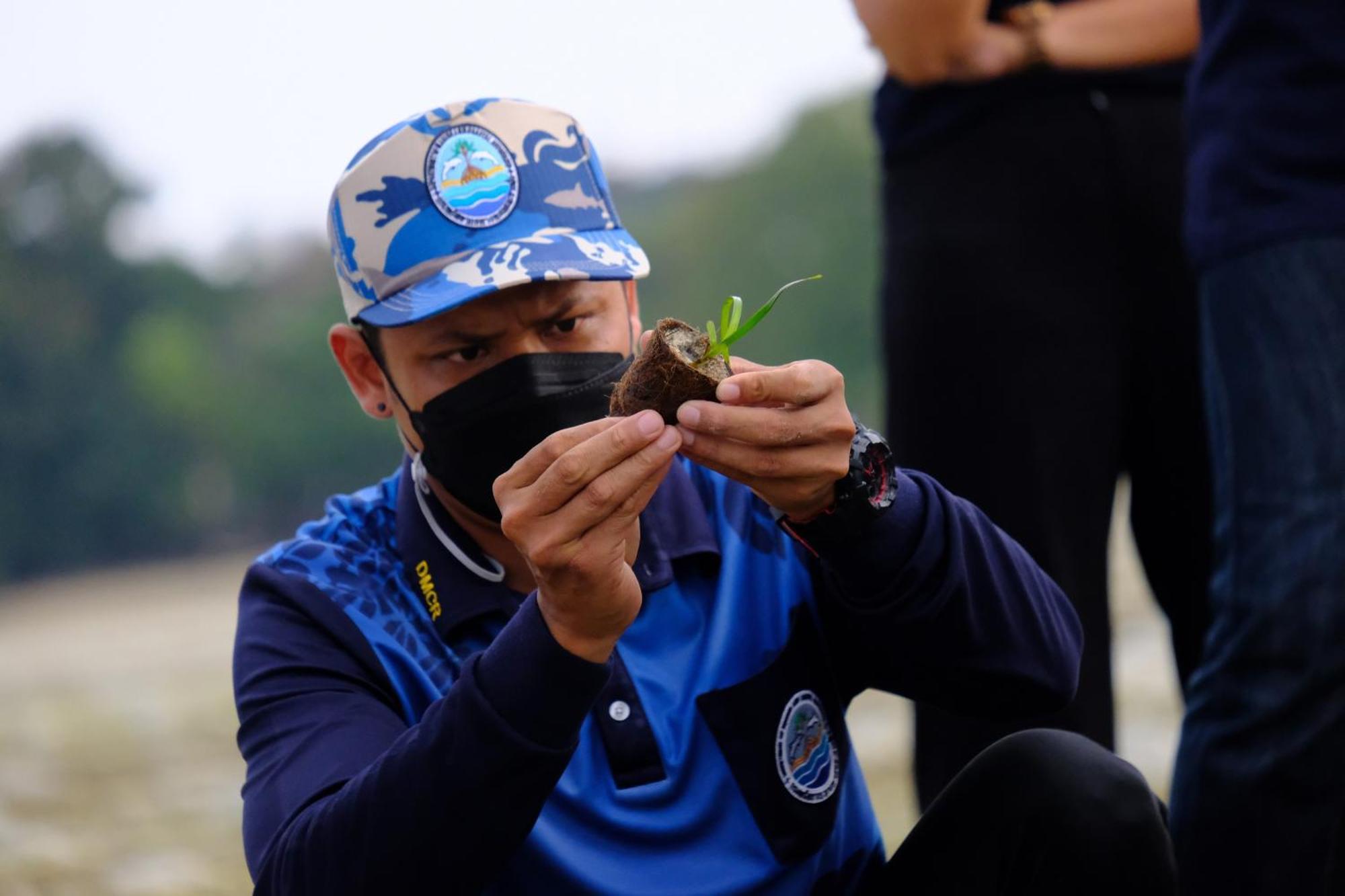 Pullman Phuket Panwa Beach Resort Esterno foto A Thai cave rescue team member examines a plant in the cave complex.