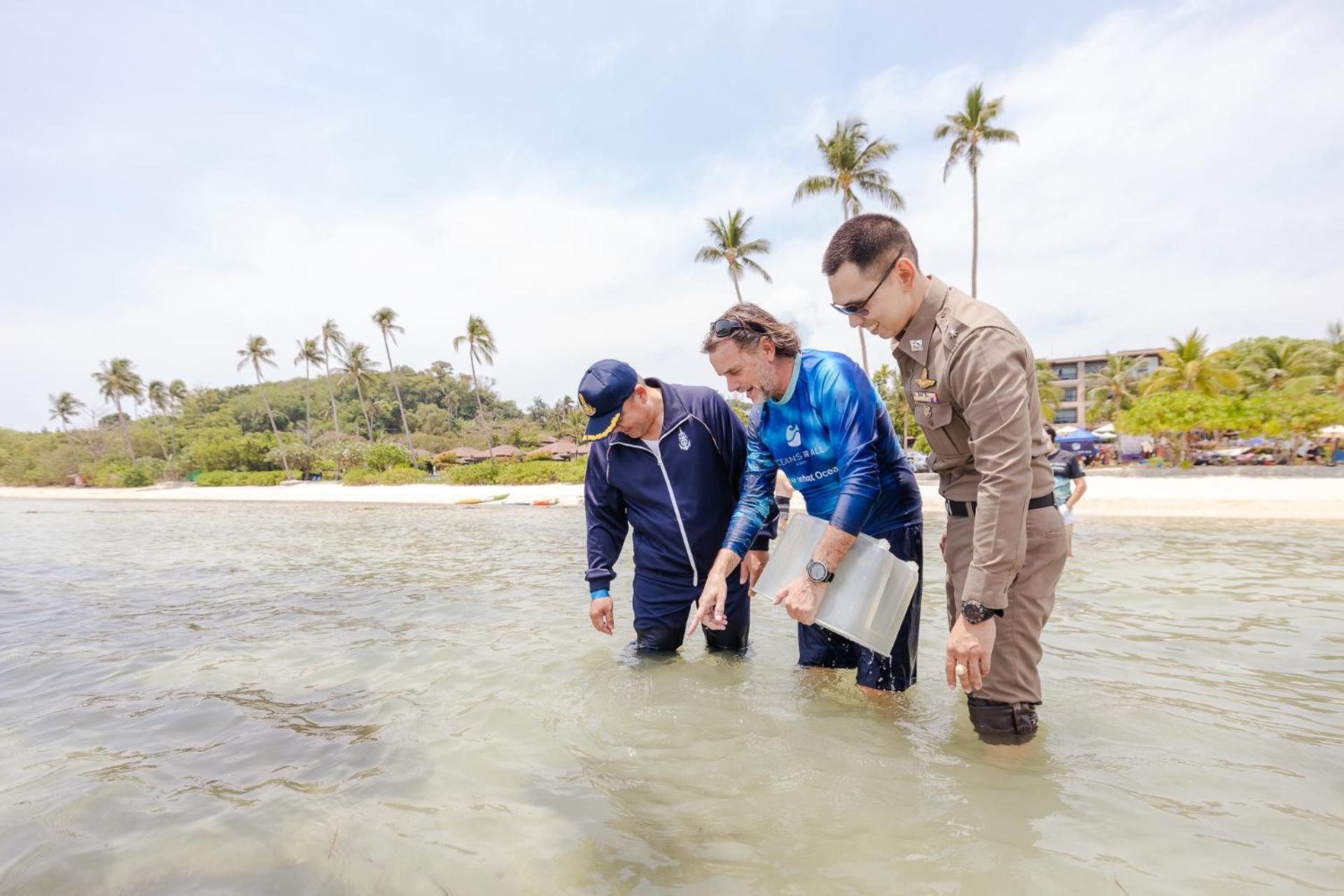 Pullman Phuket Panwa Beach Resort Esterno foto NOAA scientists at work