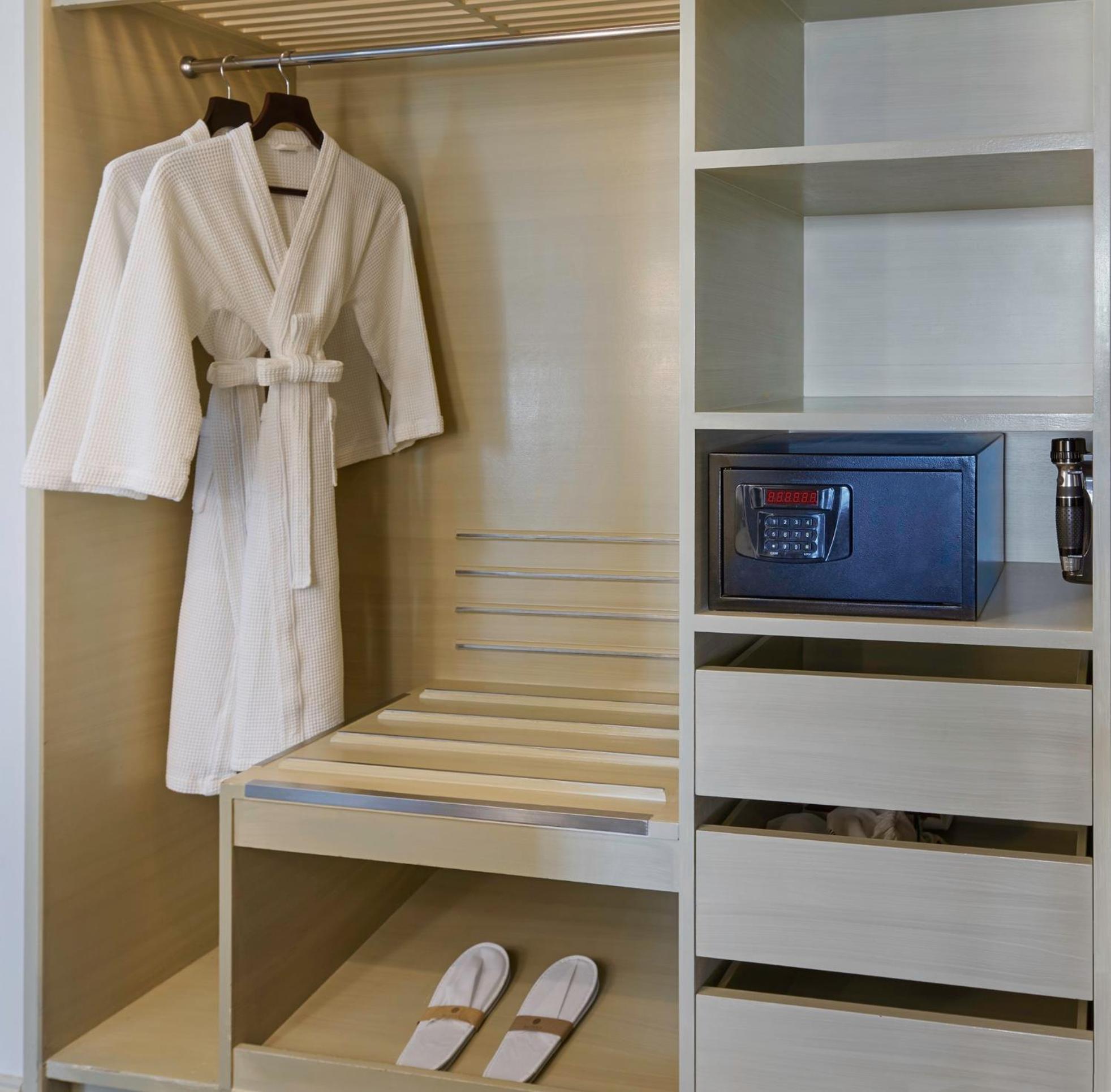 Pullman Phuket Panwa Beach Resort Esterno foto A safe in a hotel room